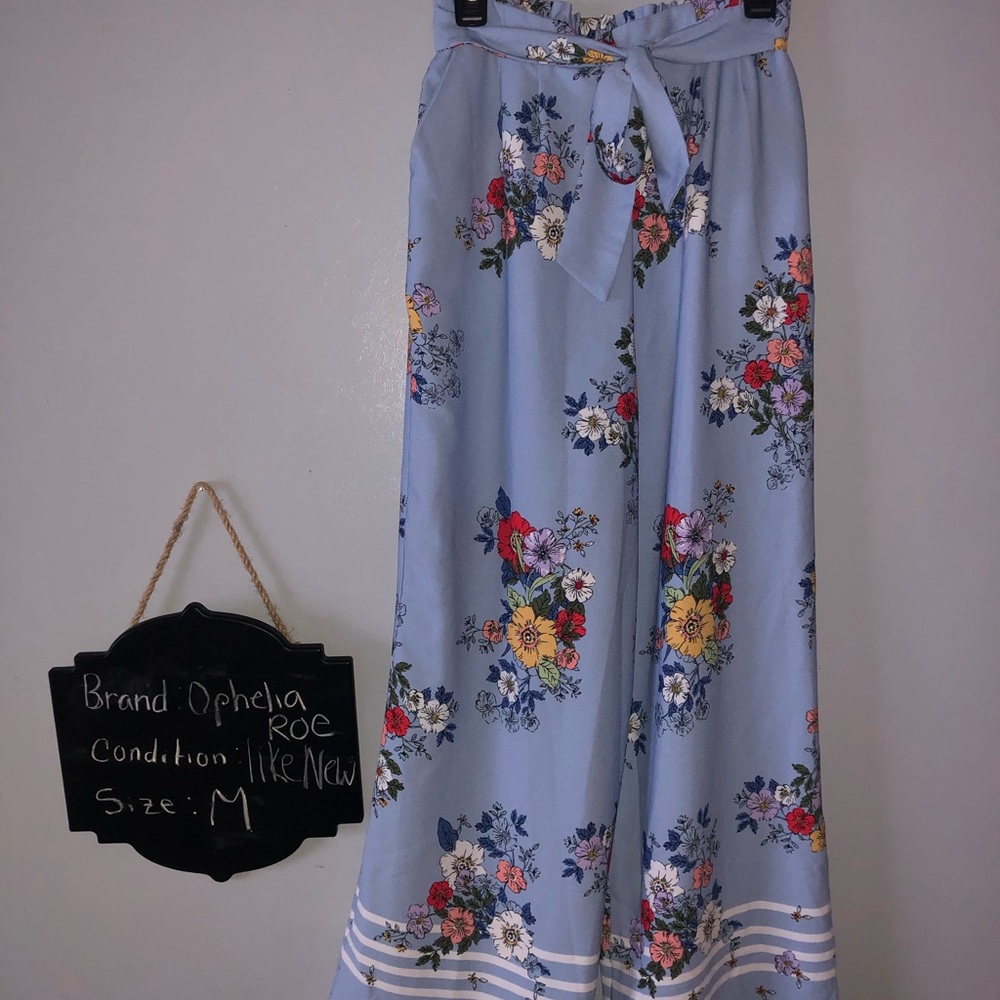 Thin patterned flowy pants🦋
